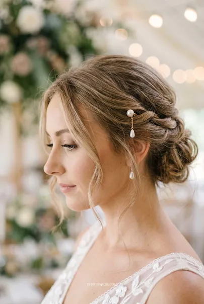 9 Ways To Wear Pearls In Your Wedding Hair And What Each One Costs